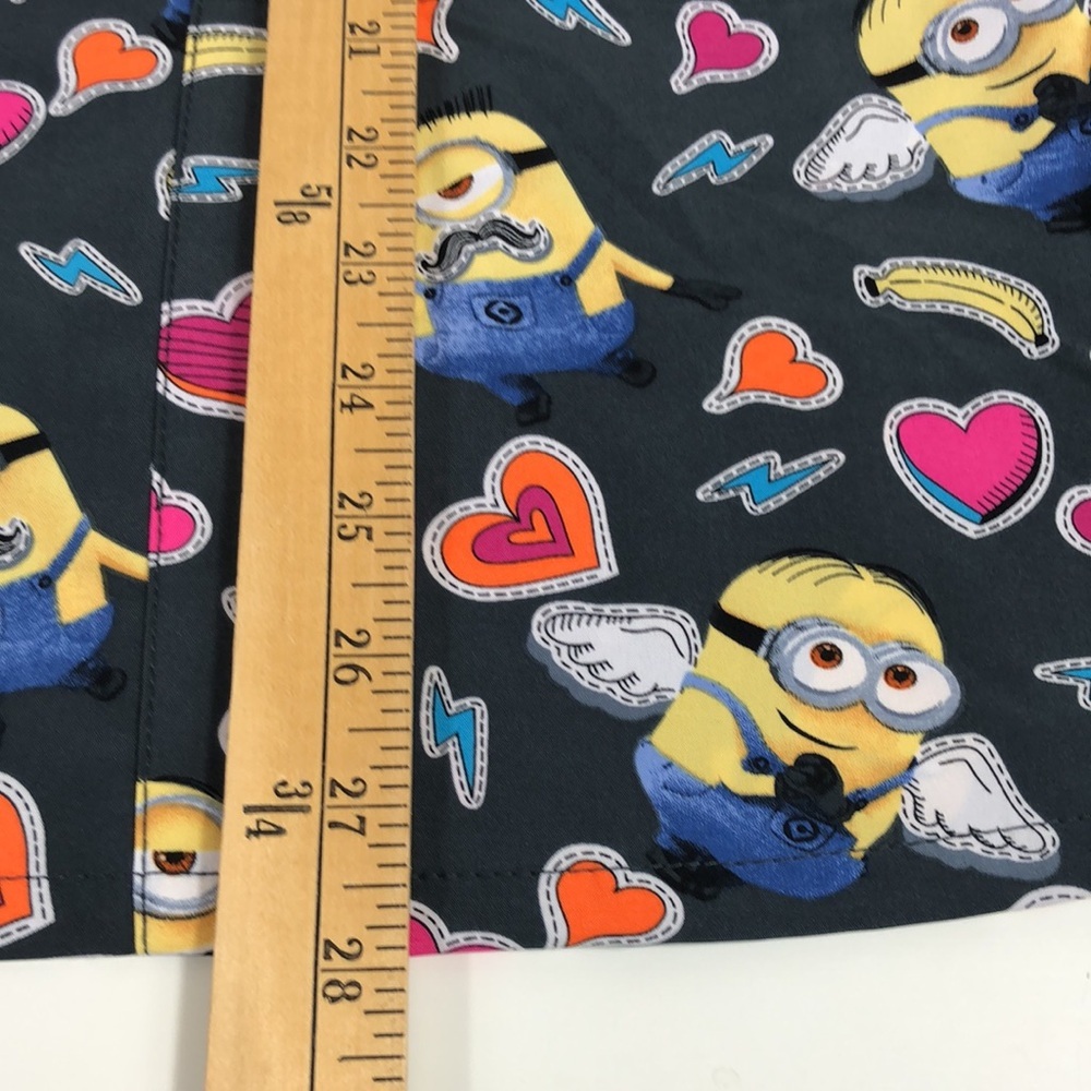 NEW Despicable ME Minion Scrub Top Hearts Banana’s New With Tags Size Large - Picture 13 of 14